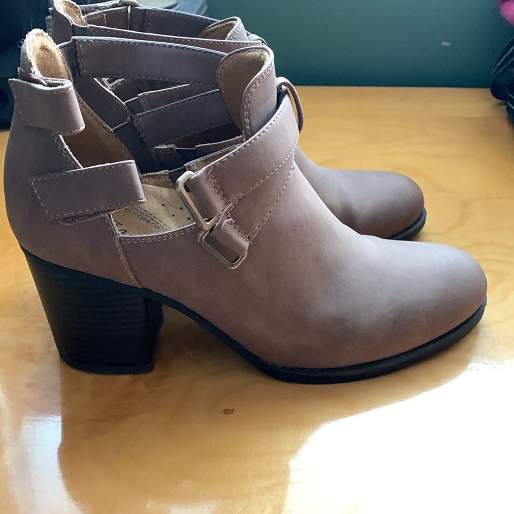 Naturalizer ankle boots - new - worn once - tan color